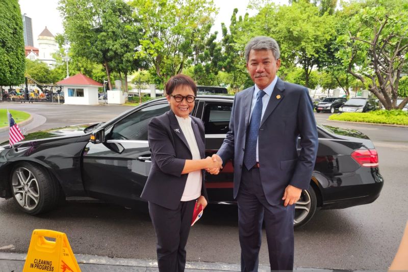 Menlu Retno Marsudi dan Menlu Malaysia Mohammad bin Hasan.