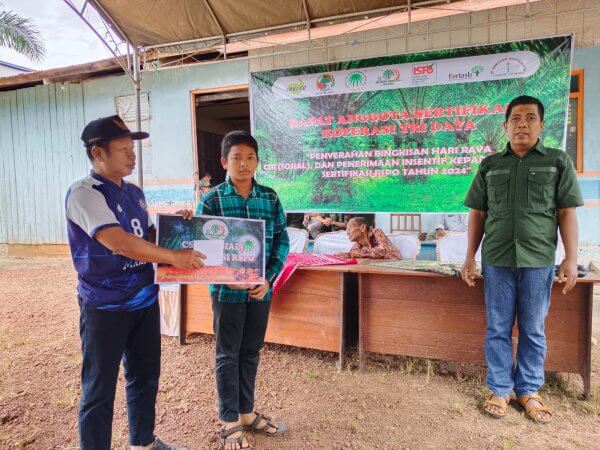 Pembagian bingkisan dari KUD Tri Daya