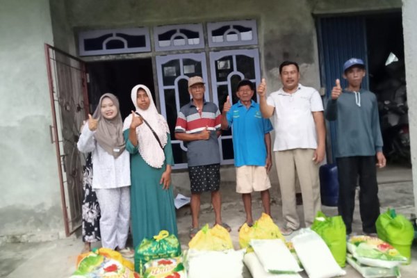 Pemberian bingkisan lebaran pada anggota.