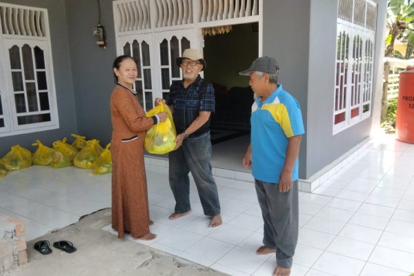 BUMDes Karya Mandala Makmur berikan bingkisan lebaran.