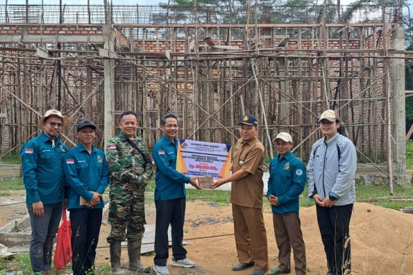 Penyerahan bantuan dana pembangunan kantor desa dari kredit RSPO.