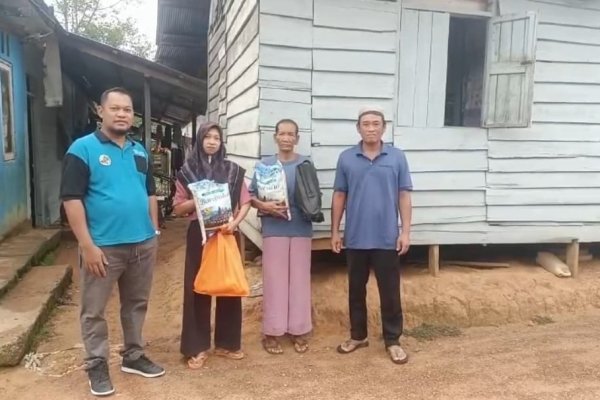 Pembagian bingkisan lenbaran KSU Karya Indah.