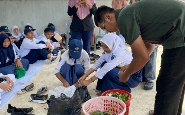Pelatihan eco enzim pada siswa SMP oleh petani sawit swadaya.