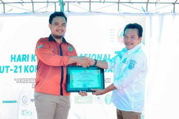 Penyerahan piagam penghargaan koperasi