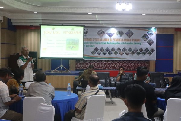 Group Manajer Koperasi Rimba Harapan Suratno Warsito menjadi salah satu pembicara untuk membagikan praktik sertifikasi