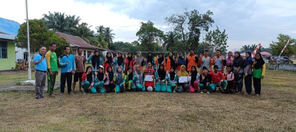 Pemberian bantuan untuk bidang olahraga oleh KUD Mekar Sari