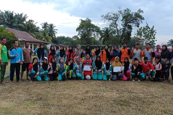 Pemberian bantuan untuk bidang olahraga oleh KUD Mekar Sari