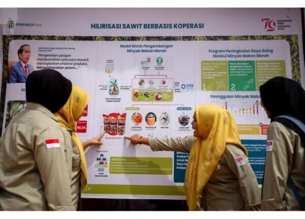 Ground Breaking Pembangunan Pabrik Minyak Makan Merah KUD Sejahtera di Kabupaten Musi Banyuasin, Sumatra Selatan, Jumat (2/8).