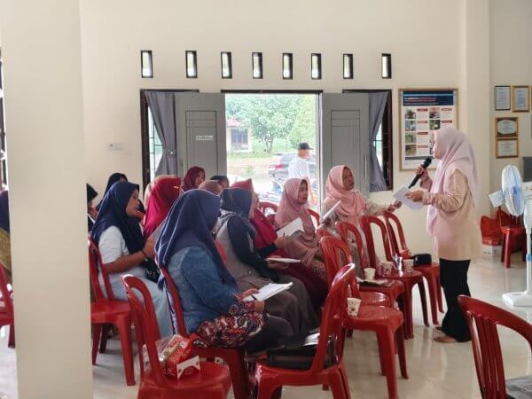 Devi Kurniasari Staf Asosiasi Petani Kelapa Sawit Swadaya Mandiri, di Desa Sungai Buluh Kecamatan Singingi Hilir Kabupaten Kuantan Singingi, Riau.