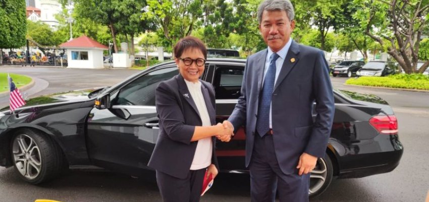 Menlu Retno Marsudi dan Menlu Malaysia Mohammad bin Hasan.