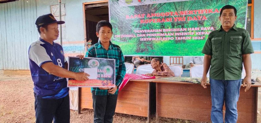 Pembagian bingkisan dari KUD Tri Daya