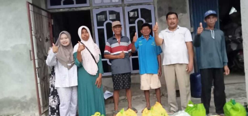 Pemberian bingkisan lebaran pada anggota.