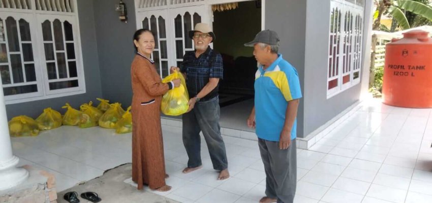 BUMDes Karya Mandala Makmur berikan bingkisan lebaran.