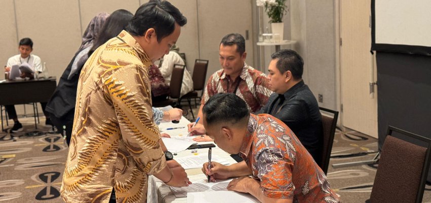 Ketua KUD Tani Subur Sutiyana menandatangi program pendanaan PSR.