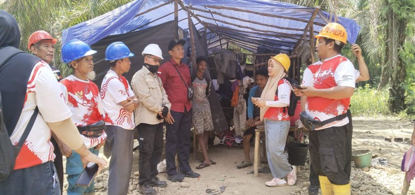 Mendatangi suku anak dalam.