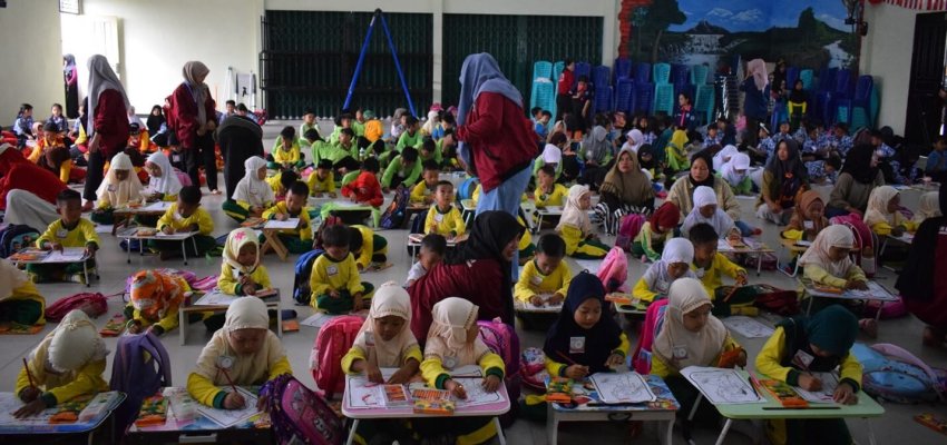 Koperasi Harapan Jaya saat kegiatan dengan anak anak.