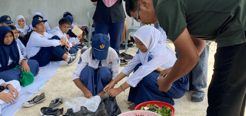 Pelatihan eco enzim pada siswa SMP oleh petani sawit swadaya.