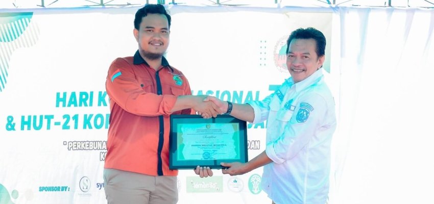 Penyerahan piagam penghargaan koperasi
